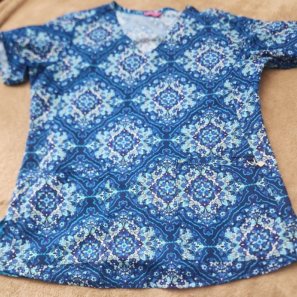 Vera Bradley Blue Geometric Scrub